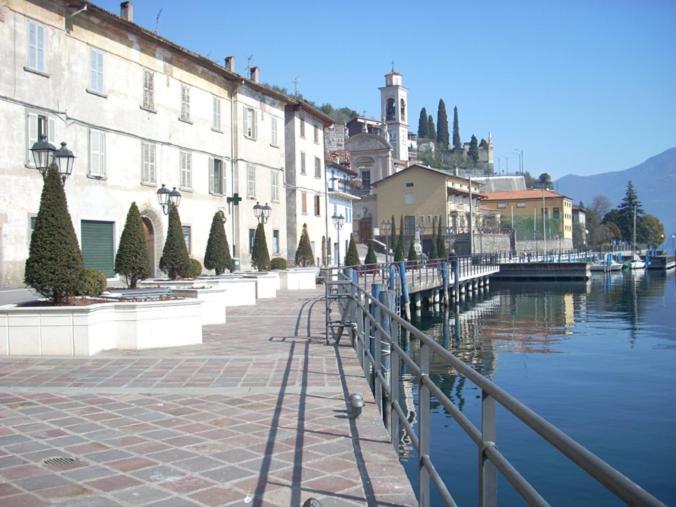 Miralago Casa Vacanze Riva di Solto Habitación foto